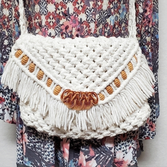 VINTAGE 60s Large White Crochet Wooden Beaded Whicker Eye Fringe Crossbody Purse - Picture 3 of 16
